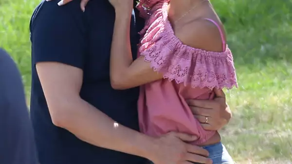 El mexicano nominado al Oscar y la novia de Pepe Bastón fueron captados cuando rodaban una escena romántica de su nueva cinta "Low Riders".