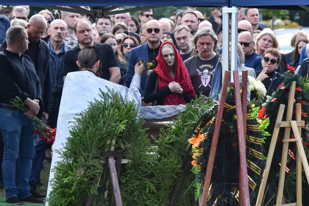 Un sacerdote ortodoxo lleva a cabo un servicio fúnebre en el ataúd de Valery Chekalov, un diputado principal del jefe del grupo mercenario privado Wagner, Yevgeny Prigozhin, que murió en un accidente de avión privado en la región de Tver la semana pasada, en el cementerio Severnoye de San Petersburgo el 29 de agosto de 2023.