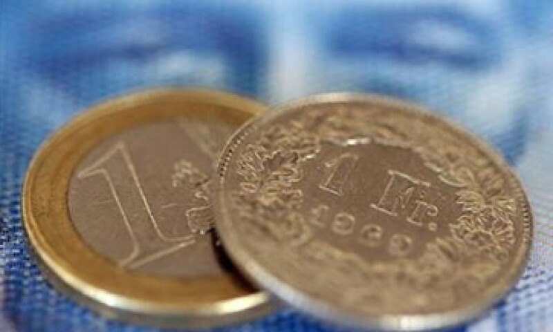 El dólar también se disparó hasta 0.85799 francos en operaciones EBS y luego operaba con una ganancia del 8.6% a 0.8552 francos suizos. (Foto: Reuters)