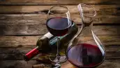 Vino tinto sobre una mesa de madera
