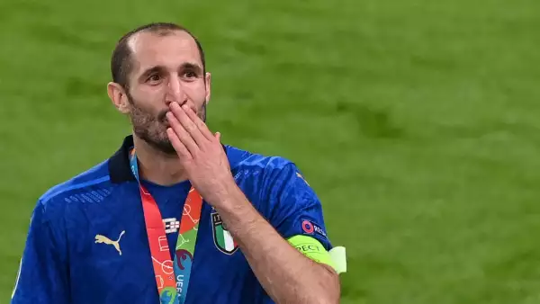 El futbolista Giorgio Chiellini envía un beso a los aficionados después de ganar la EURO 2020 en un encuentro entre Italia e Inglaterra en el Estadio Wembley.