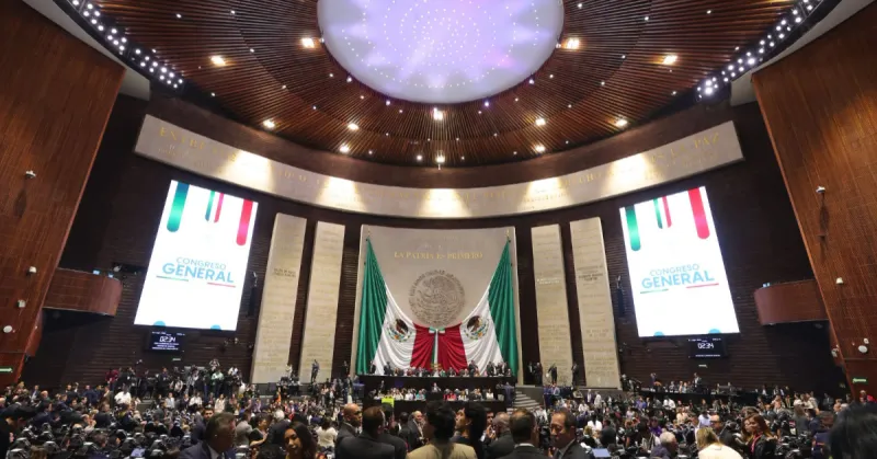 Legisladores al interior de la Cámara de Diputados, al fondo hay dos banderas de México .jpg