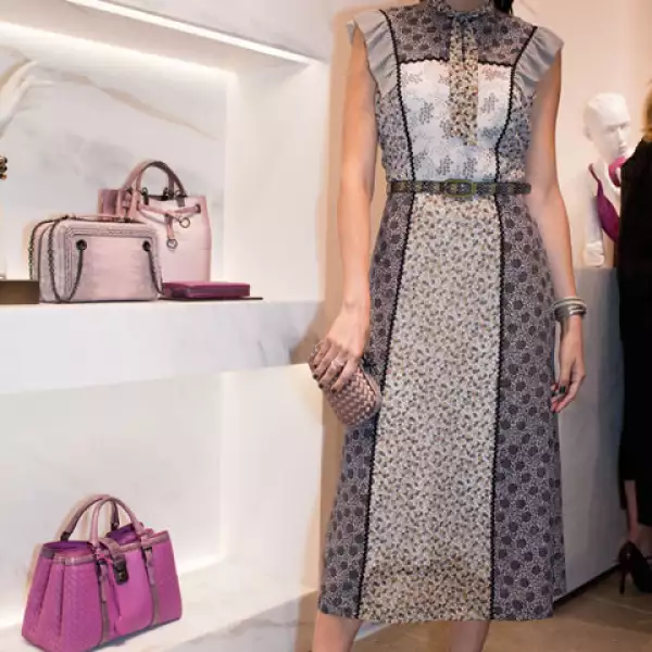 Camilla Belle en un total look de la marca.