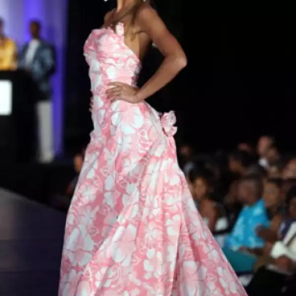 Kristen Dalton, de Estados Unidos, parecía una barbie con este vestido largo en rosa de falda amplia y tipo romántico. En la cabeza llevó una corona en forma de flor.