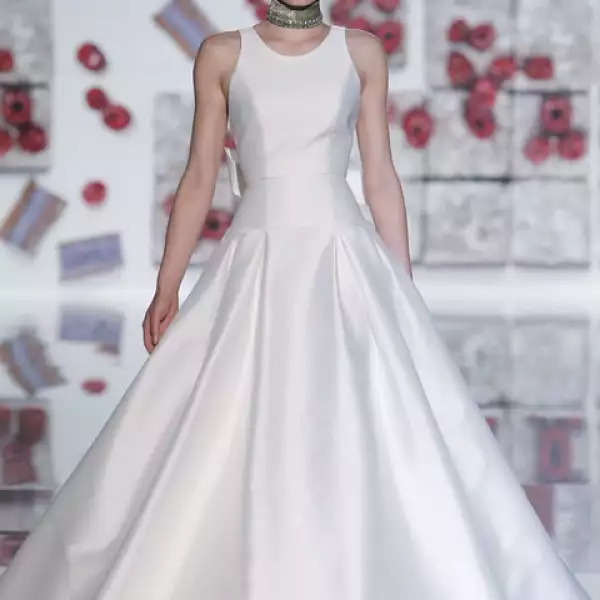 Look de dos piezas con moño en la espalda.