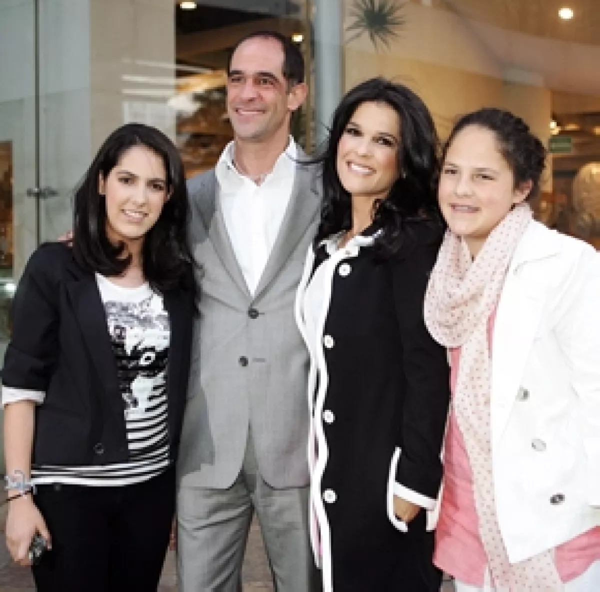 Martha Debayle a lado de su esposo Juan Garibay y sus dos hijas Antonina y Camila.