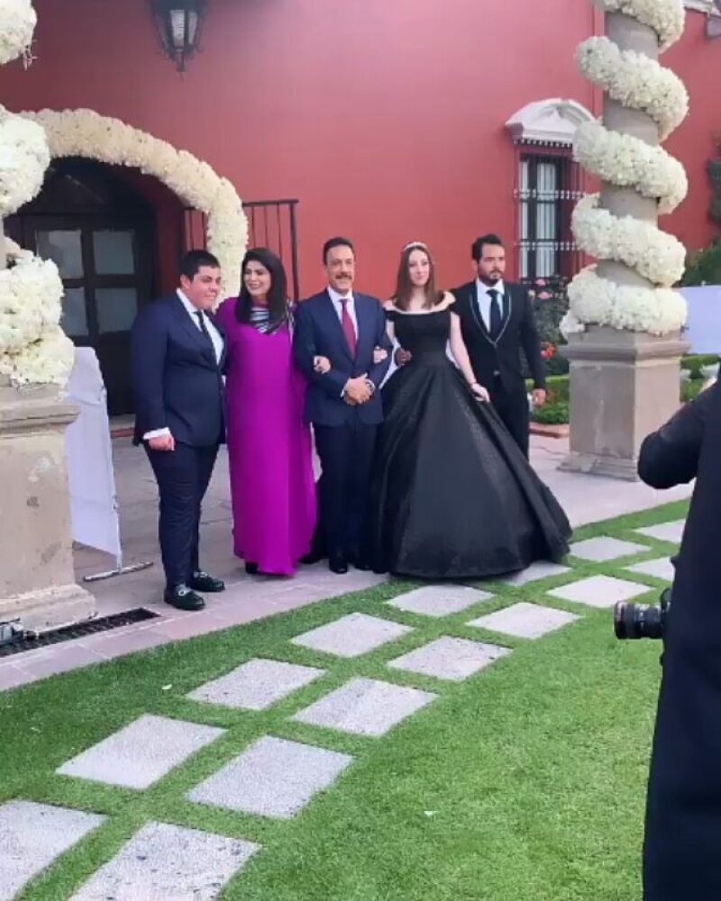 El Original Y Un Poco Complicado Vestido De Xv Años De La Hija De Victoria Ruffo 