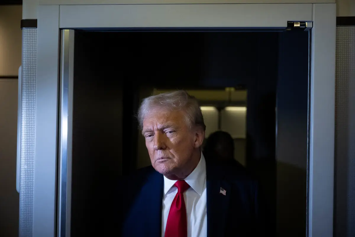 El presidente de Estados Unidos, Donald Trump, habla con miembros de la prensa mientras regresa a Washington, DC en el Air Force One el 30 de marzo de 2025, en Fredericksburg, Virginia. 