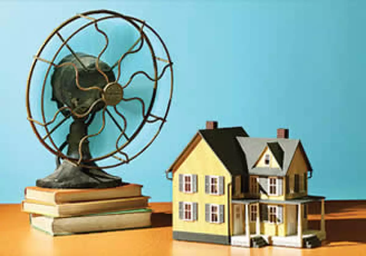 Aislar tu hogar, pegando con cinta las fugas de una habitación, evitará que entre el aire caliente. (Foto: Cortesía CNNMoney)
