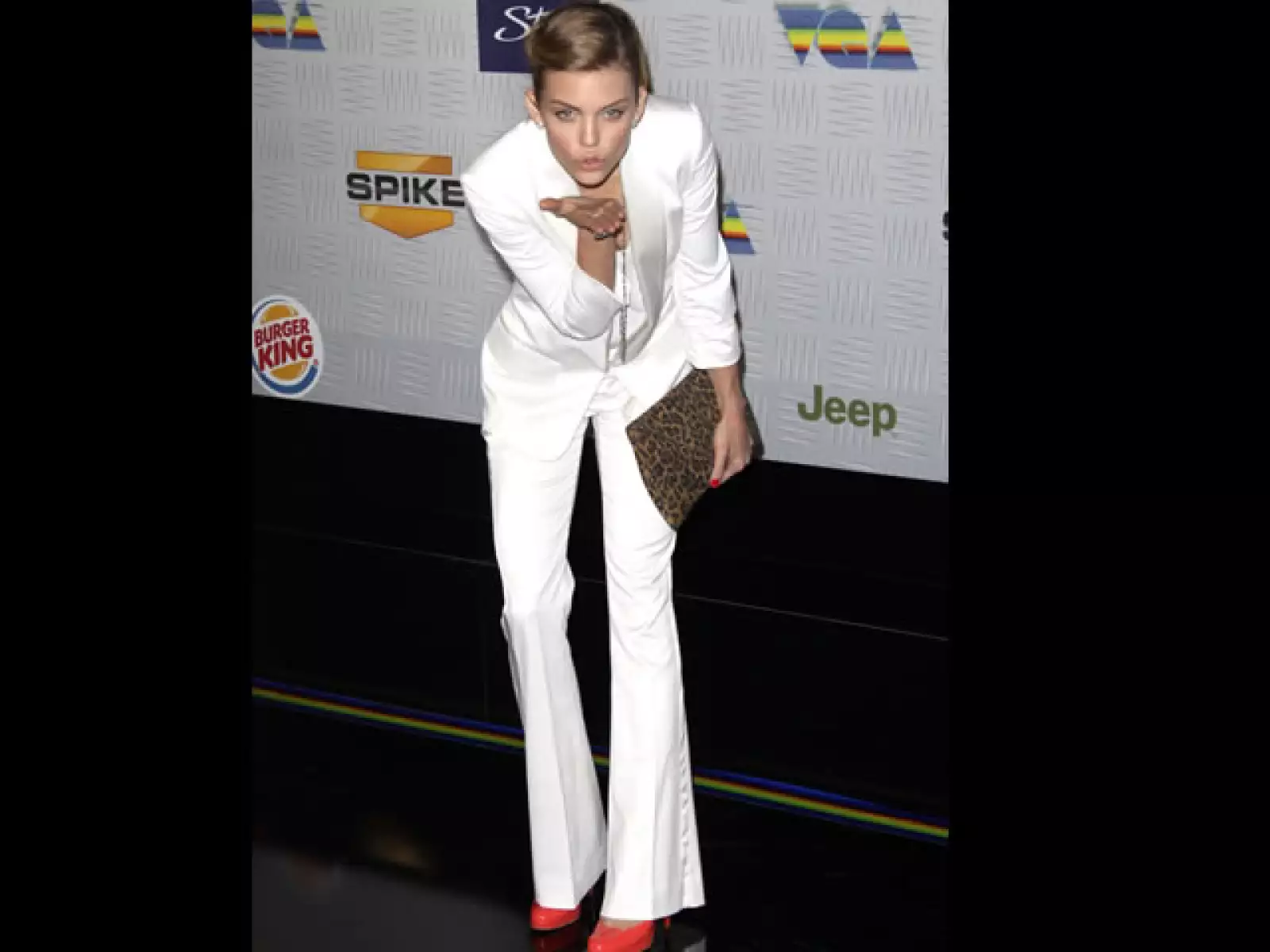 AnnaLynne McCord se ve increíble con este traje sastre color hueso, pero el elemento clave fueron los zapatos color coral, muy `cool´ para usar de día más que de noche.