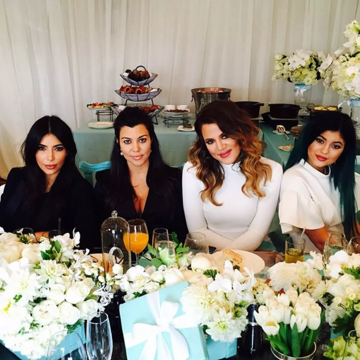 Kourtney en un baby shower estilo Breakfast at Tiffanys
