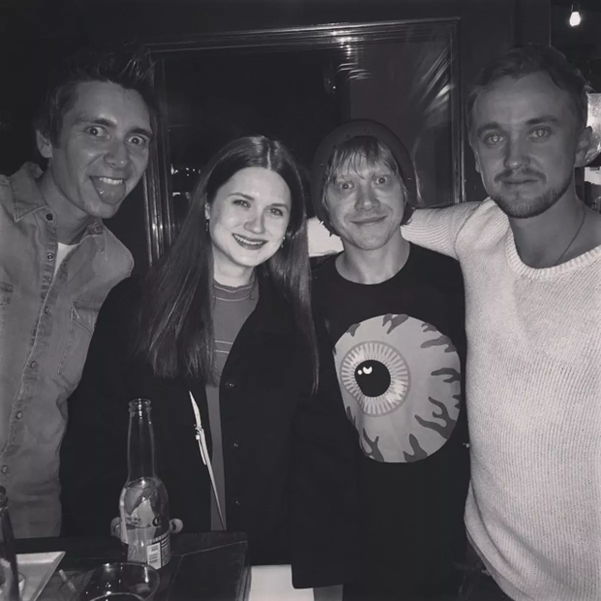 Bonnie Wright, mejor conocida como Ginny Weasley, la tímida novia de Harry Potter publicó esta imagen al lado de sus amigos actores en su Instagram.