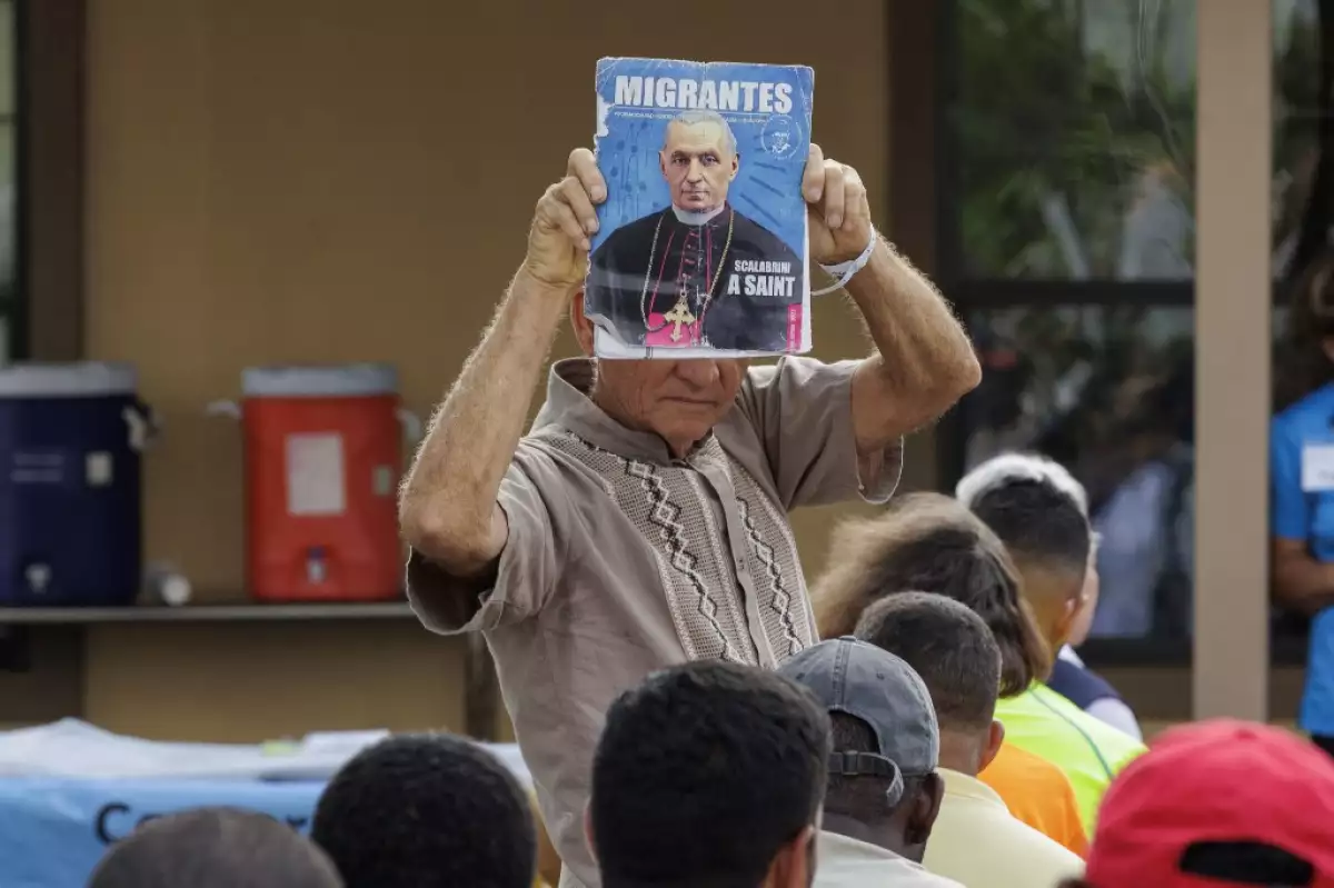Un hombre sostiene una revista de pastores para migrantes durante una vigilia en el Ozanam Center, un refugio para personas sin hogar y migrantes, el 8 de mayo de 2023 en Brownsville, Texas. La vigilia se llevó a cabo en recuerdo de las 8 personas asesinadas ayer y varias heridas después de que un hombre supuestamente condujera su coche a través de un grupo de migrantes que esperaban en una parada de autobús.