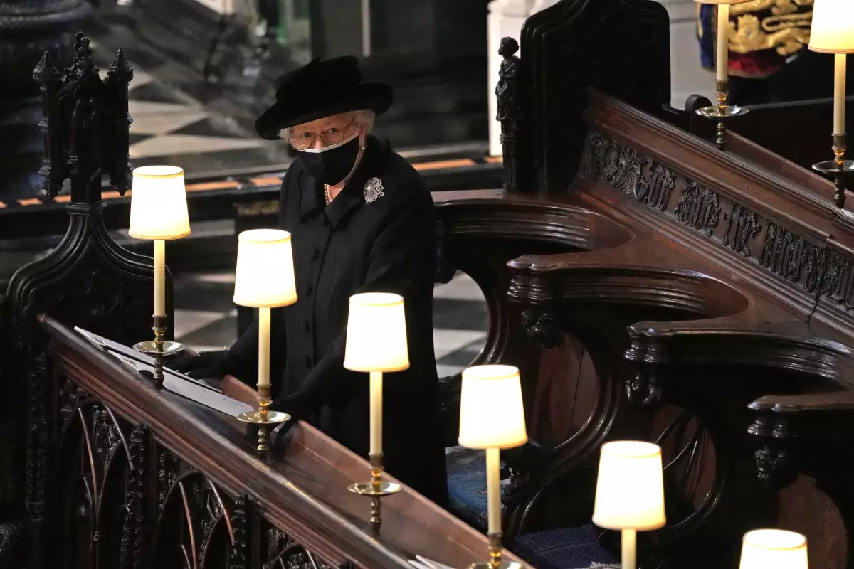 Reina Isabel II durante funeral del duque de Edimburgo.