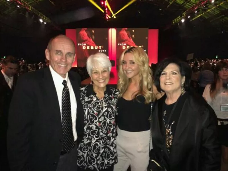 Acompañada de sus padres debutó en un evento de moda en el que lucía guapa y feliz. Publicó imágenes en las que era notoria la felicidad de su familia por haber superado su etapa de rehabilitación.