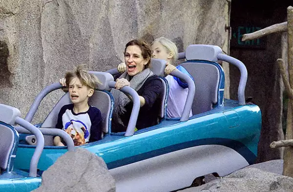 La actriz y sus hijos disfrutaron de las montañas rusas del parque.