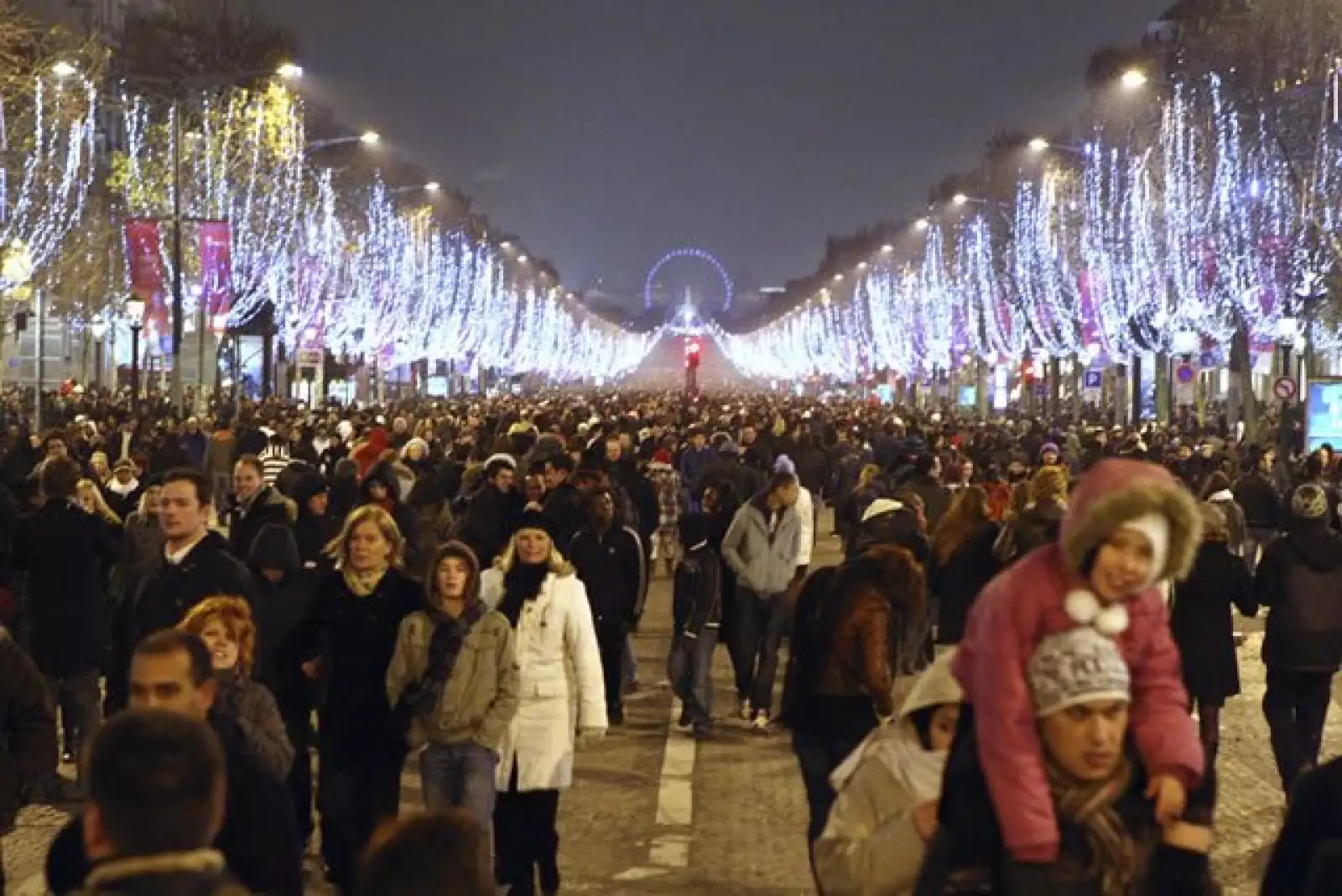 Champs Elysees se llenó con cientos y cientos de personas.