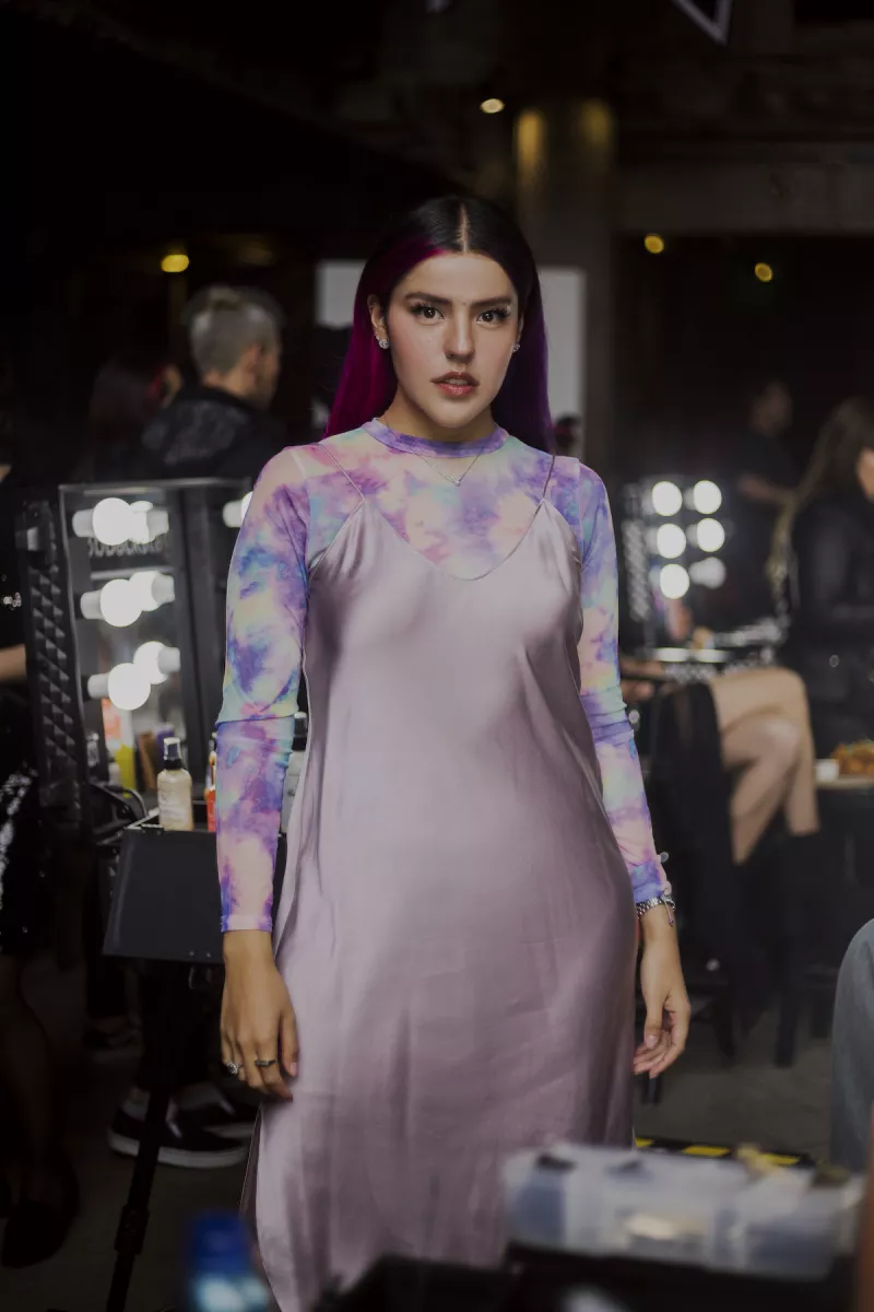 Mujer con el pelo pintado