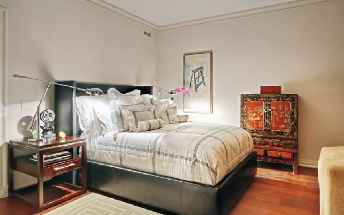 PARA VISITAS. Constantemente recibe invitados en el segundo cuarto de la casa. La cama y las lámparas es mobiliario de Ralph Lauren, los burós son de Baker y el sofá de Kreiss.