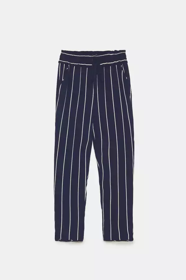 Pantalón azul marino con rayas blancas de Zara