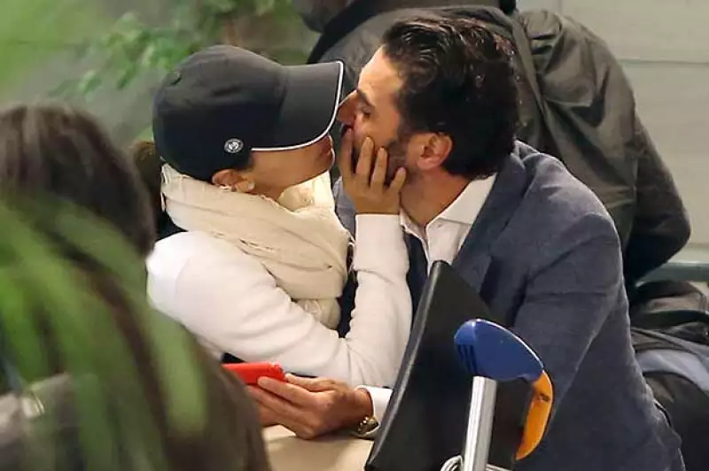 Como pocas veces, la actriz y el empresario fueron fotografiados muy cariñosos en el aeropuerto de París.