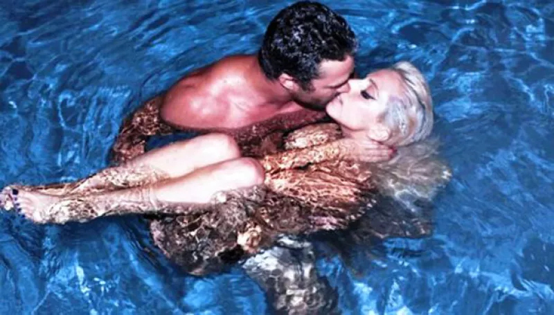 La polémica cantante se mostró como dios la trajo al mundo al lado de su novio Taylor Kinney.