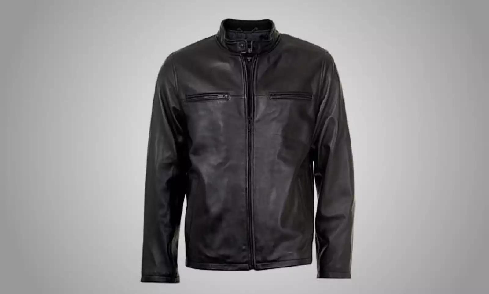 Los vestidos de mezclilla con olanes se pueden combinar con una de las chamarras de piel estilo motociclista que incluye la colección.