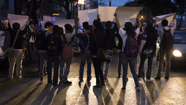 Por la mañana, los alumnos de la vocacional 13 mostraban carteles sobre sus demandas a los automovilsitas mientras estaba la luz roja del semáforo.