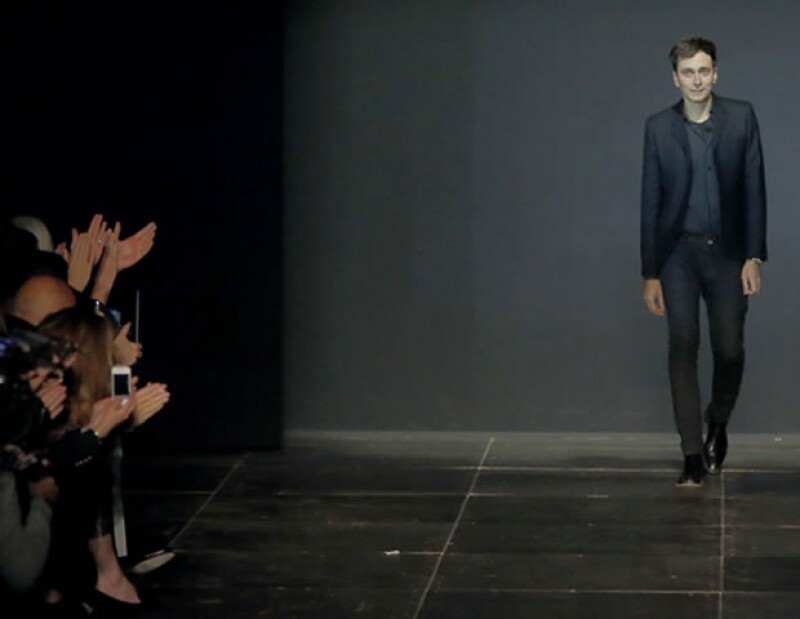 Hedi Slimane caminó entre aplausos al terminar el desfile de Saint Laurent durante la Paris Fashion Week.