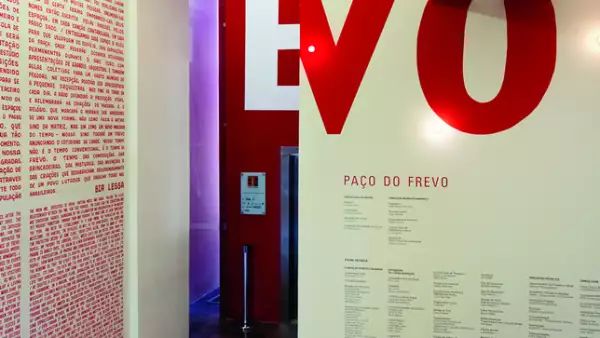 Es el mejor espacio cultural de Recife y cuenta la historia pernambucana en cuatro pisos. En uno de ellos, una línea del tiempo acompañada de videos reconstituye la creación del ritmo surgido en esta ciudad en el siglo XIX: el frevo.