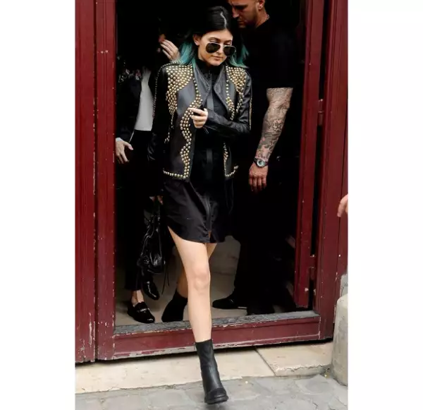 Kylie Jenner resaltó con un look parecido al estilo de su hermana Kendall.