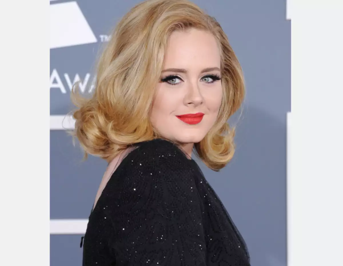 La cantante británica Adele y su pareja Simon Konecki se convirtieron en padres de un niño que nació el pasado viernes y hasta hoy se hizo pública la noticia.