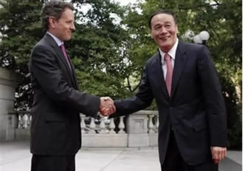 Wang Qishan, viceprimer ministro de China (der.) se reunió con Tim Geithner, secretaro del Tesoro de EU. (Foto: Reuters)