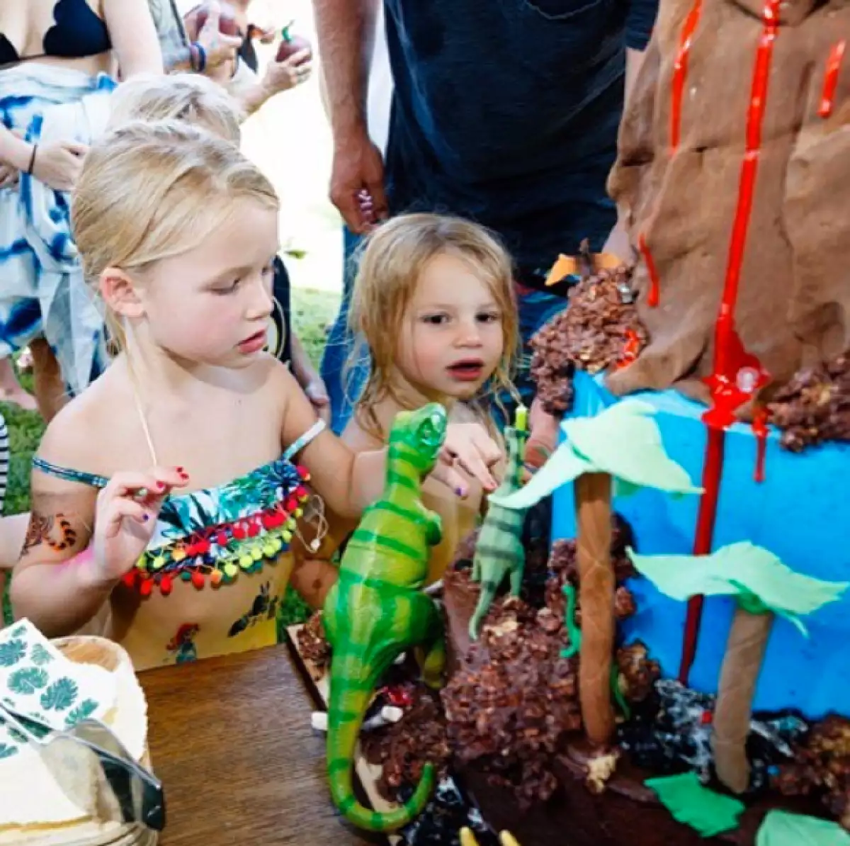 Maxwell y Ace junto al pastel en forma de volcán.