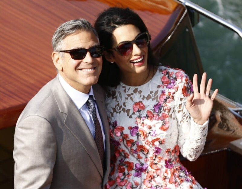 George y Amal lucían felices y enamorados en su primer paseo como recién casados. Ella dejó lucir su anillo de bodas en la mano izquierda.