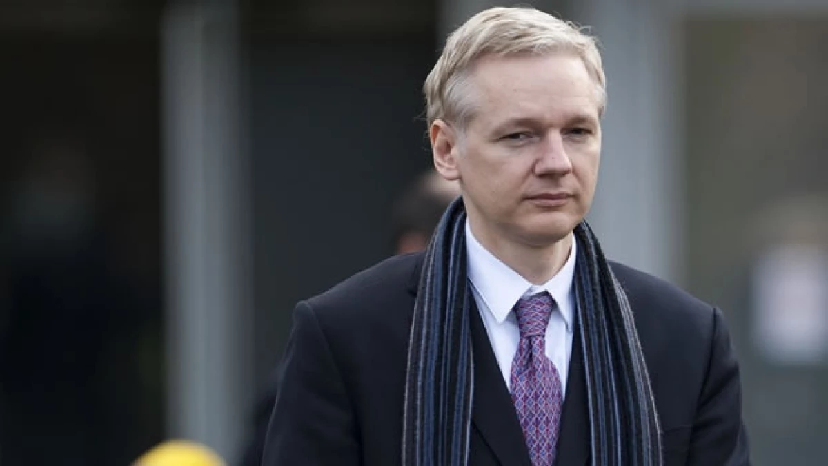 Julian Assange sale de la audiencia en un tribunal de Londres