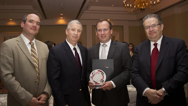 Javier Gocher, director de MabeWay sostiene el reconocimiento y posa junto con Javier Burkle, director de Finanzas de Mabe y otros miembros del equipo.