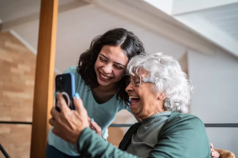  Carefluencers: ¿Cómo visibilizan el cuidado de adultos mayores en redes sociales?