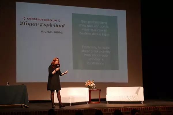 Michal promueve su programa por todo el mundo a través de conferencias y platicas.