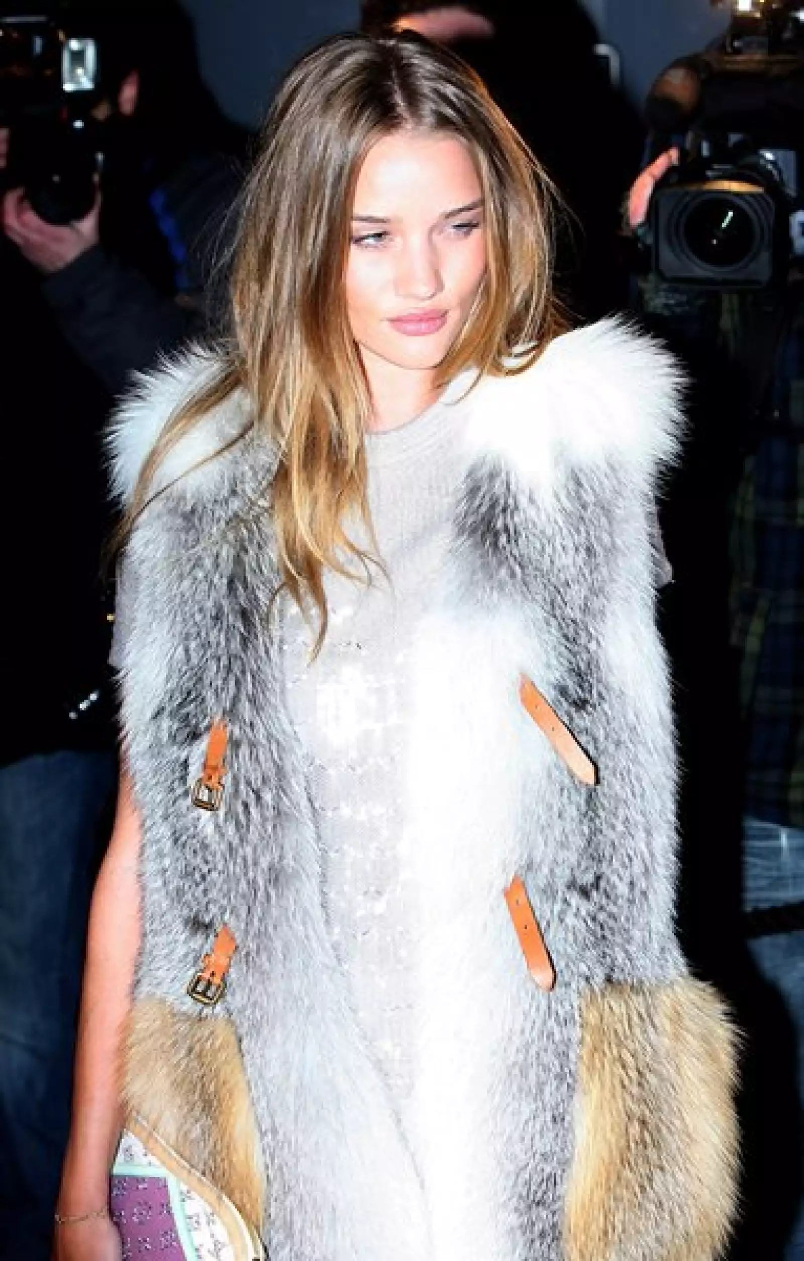 La sexy modelo Rosie Huntington-Whiteley también es muy fiestera y no se perdió el Love Ball.