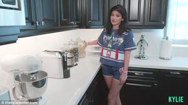 Kylie mostró hasta la cocina de su casa.