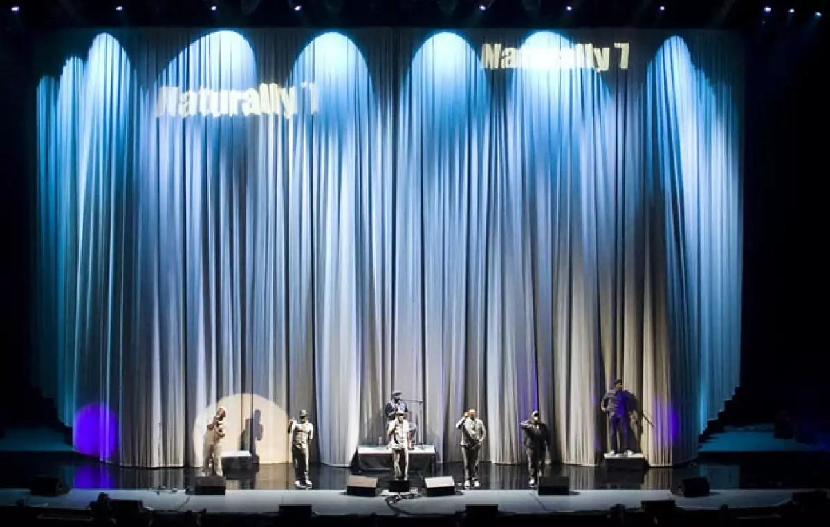 Naturally 7 fue el encargado de calentar los ánimos.