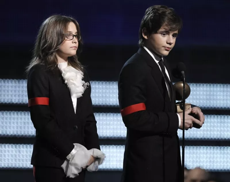 Prince y Paris se encontraban en la puerta del cuarto de su papá mientras el doctor Murray intentaba revivir al Rey del Pop.