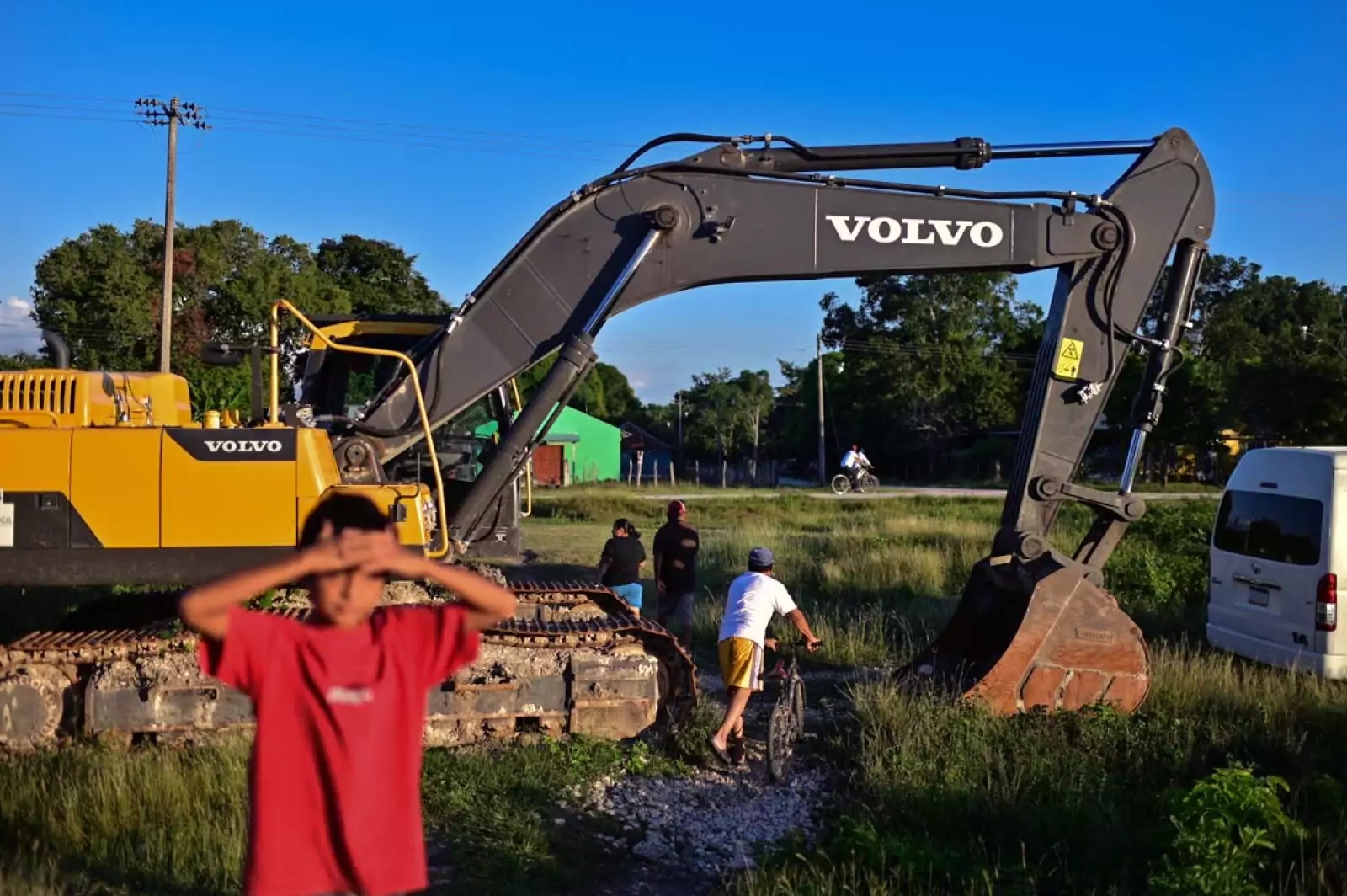 Pobladores de Paraíso Nuevo en Candelaria, Campeche, interfieren en la construcción del Tren Maya para manifestar su desacuerdo. 