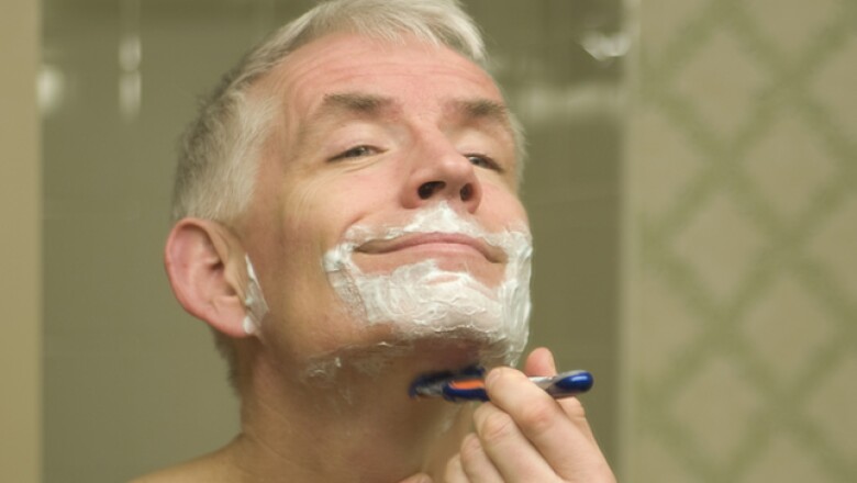 Al afeitar el cuello, lo recomendable es que la navaja vaya en dirección contraria al crecimiento natural del vello. Cuando hayas eliminado o recortado la barba continúa con bigotes y patillas.