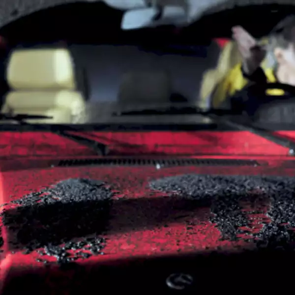 Auto lleno de cenizas