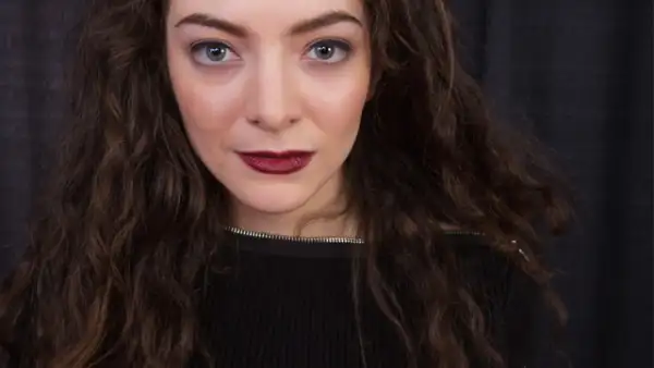 Su larga cabellera, labios color rojo obscuro y ojos delineados en negro se han convetido en su firma.