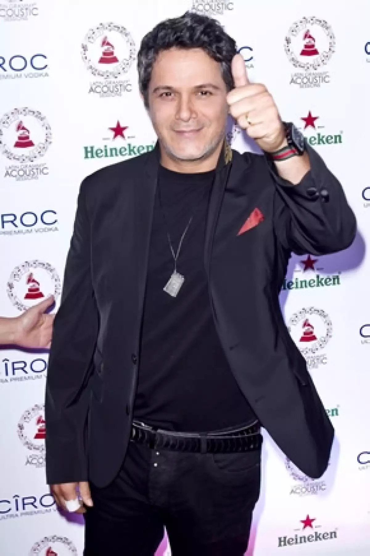 Ahora que el cantante español estuvo en México nos platicó que conoció el amor cuando se convirtió en padre y además dijo que disfruta mucho visitar nuestro país.