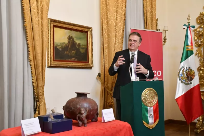 Marcelo Ebrard Italia piezas prehispánicas
