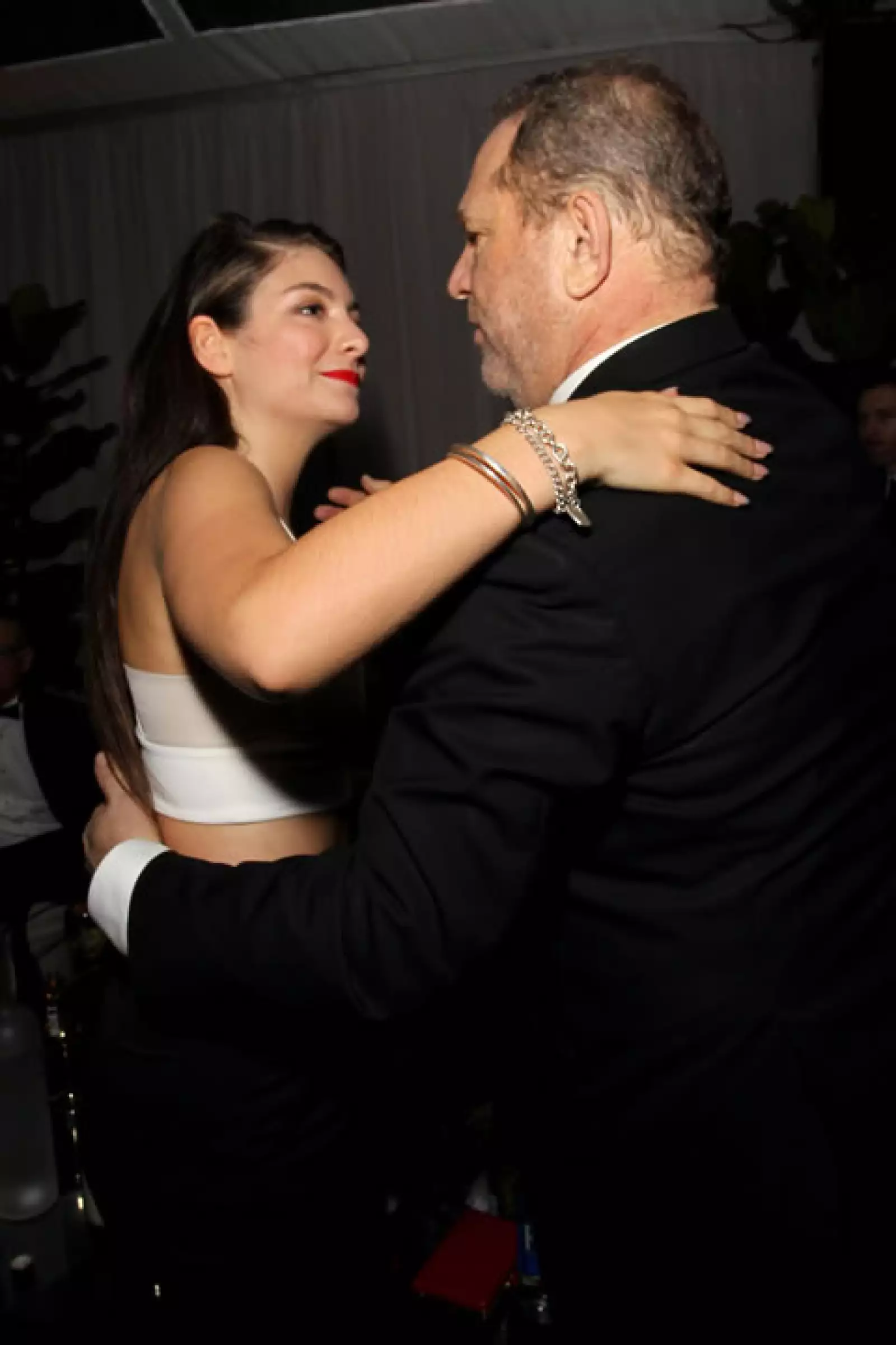 Muy juntos y platicadores: así captaron a la cantante Lorde y al productor Harvey Weinstein.